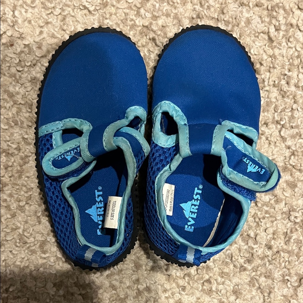 Everest toddler water shoes. Size 5.